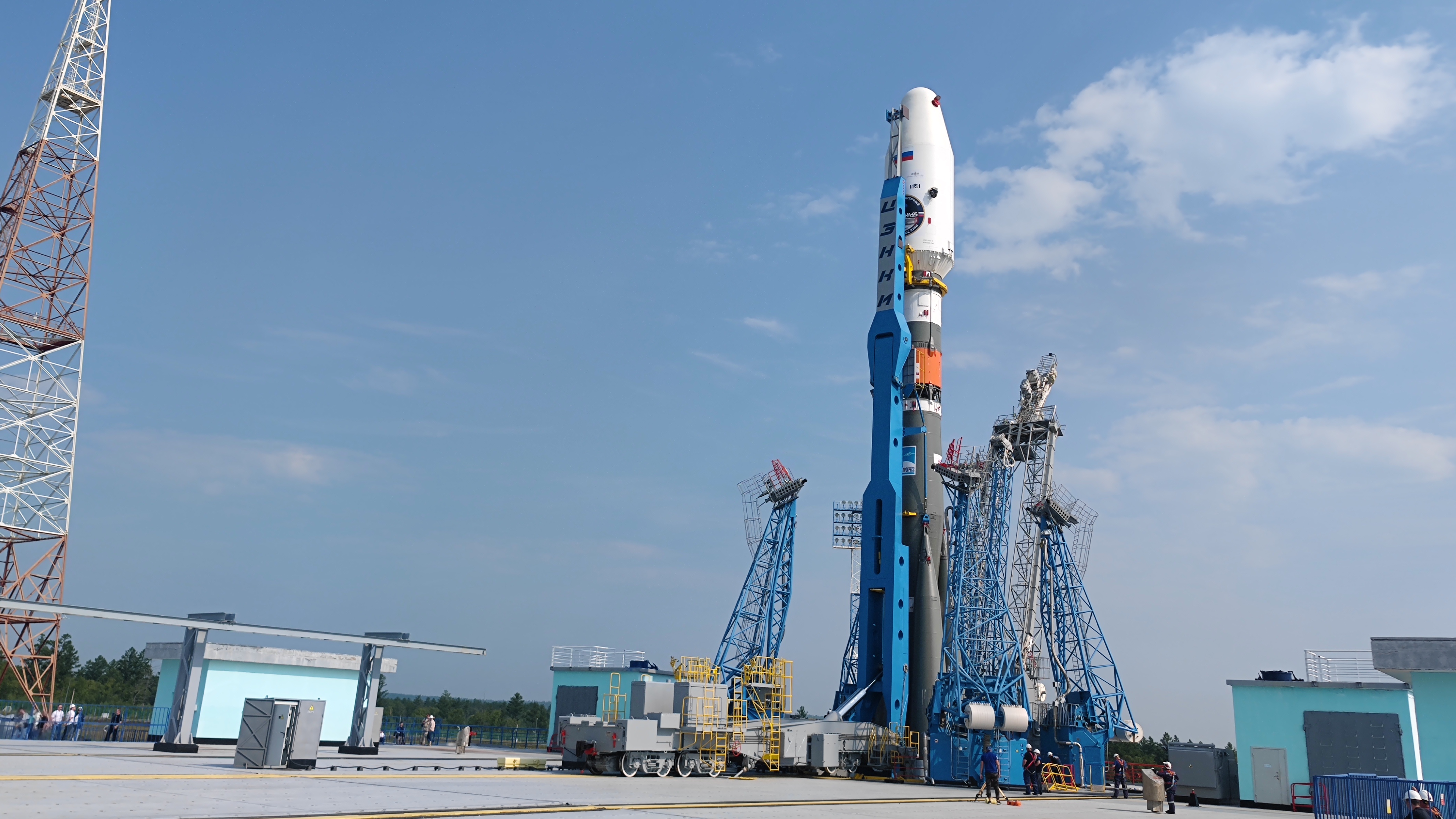 Ракета «Союз-2.1б» с автоматической станцией «Луна-25» вывезена на стартовый комплекс Восточного
