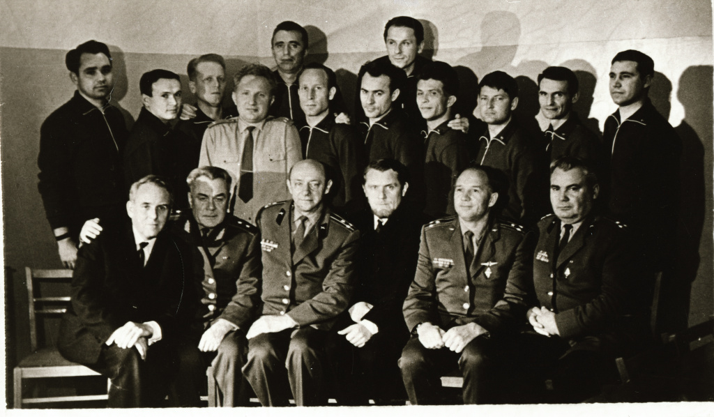 Члены государственной комиссии с экипажами луноходов