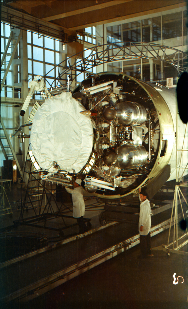 Отработка стыковки «Лунохода-1» с РН и накатки головного обтекателя Отработка стыковки «Лунохода-1» с РН и накатки головного обтекателя