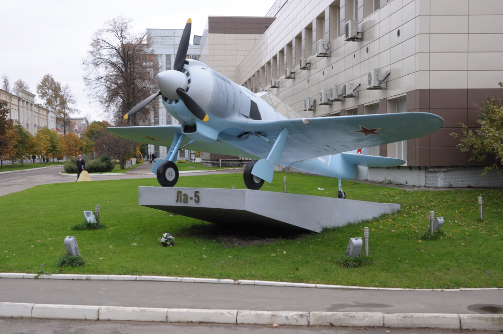 на территории НПО Лавочкина установлен памятник легендарному самолету-истребителю времен Великой Отечественной войны - Ла-5
