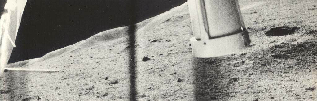 Снимок поверхности луны, сделанный самоходной лабораторией Луноход-2